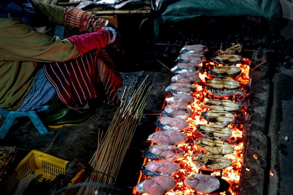 Gegrillter Fisch mit verschiedenen Gemüsesorten