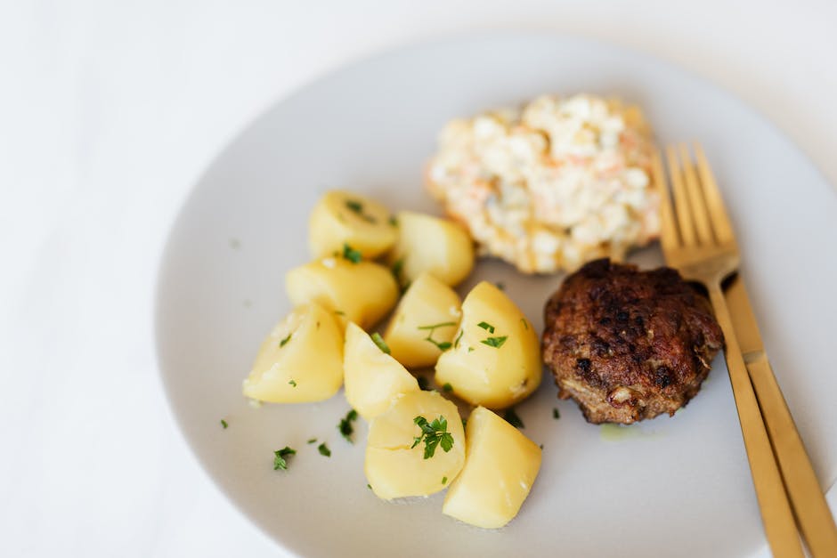 Gekochtes Rindfleisch mit Gemüsebeilage