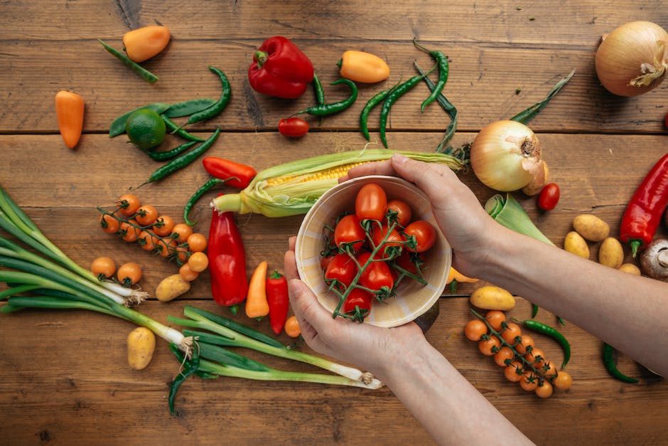 Gemüse wie Kartoffeln, Erbsen, Blumenkohl und Brokkoli als Beilage zu Schwarzwurzeln