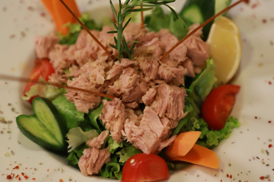 Thunfischsteak mit Möhren, gebackenen Zwiebeln und Mais